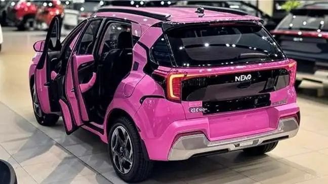 Kia Sonet dashboard with touchscreen display,Interior of Kia Sonet showing advanced technology,Kia Sonet front view with stylish design