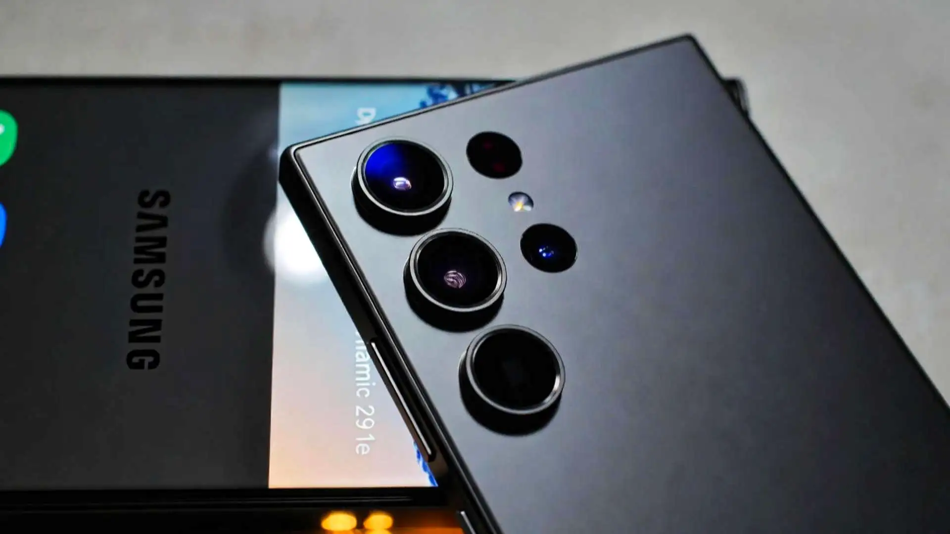 "Samsung Galaxy S26 Ultra का 1-inch कैमरा सेंसर और पीछे का premium कैमरा module" Samsung Galaxy S26 Ultra का rear panel और powerful battery डिजाइन"