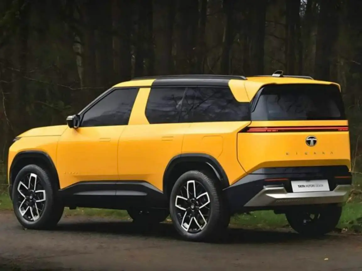 सिएरा 2025 की एक फ्यूचरिस्टिक फ्रंट व्यू इमेज, जिसमें Y-शेप के LED हेडलैंप और मजबूत डिजाइन दिख रहा हो