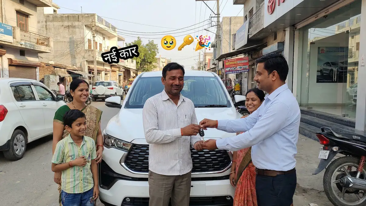 एक मध्यम वर्गीय परिवार टोयोटा इनोवा हाईक्रॉस के सामने खड़ा होकर चाबी ले रहा है, चेहरे पर खुशी और गर्व।